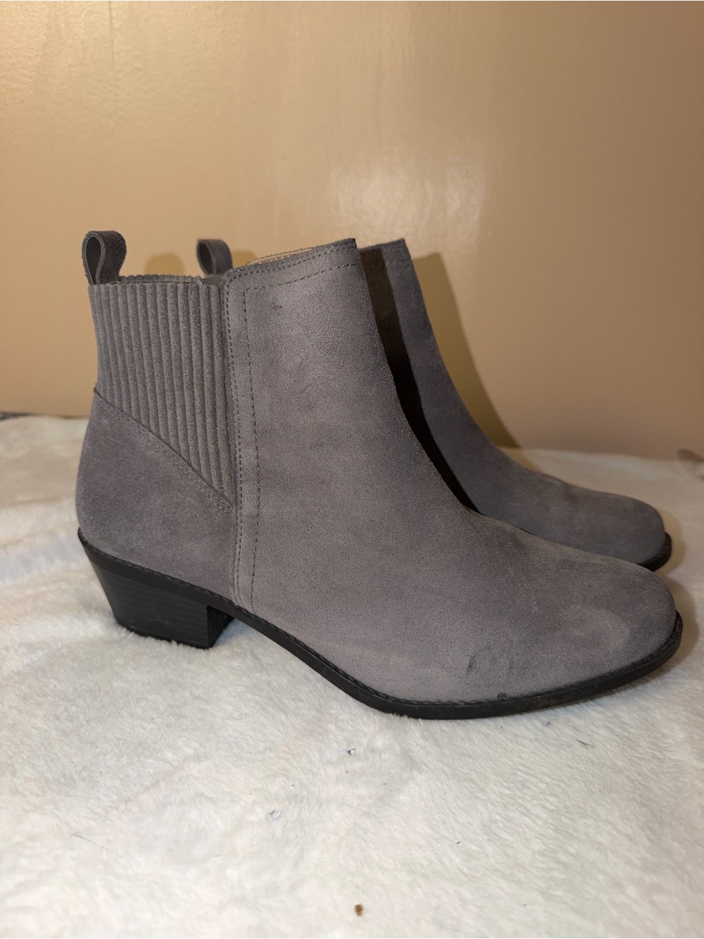 Vionic Devon gray suede booties